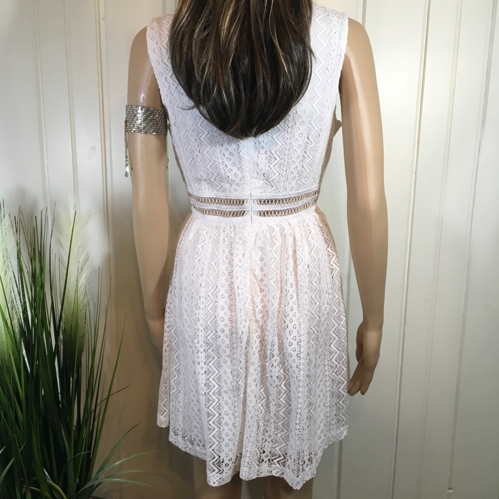 BEAUTIFULLY DETAILED LACE DRESS - Picture 3 of 7